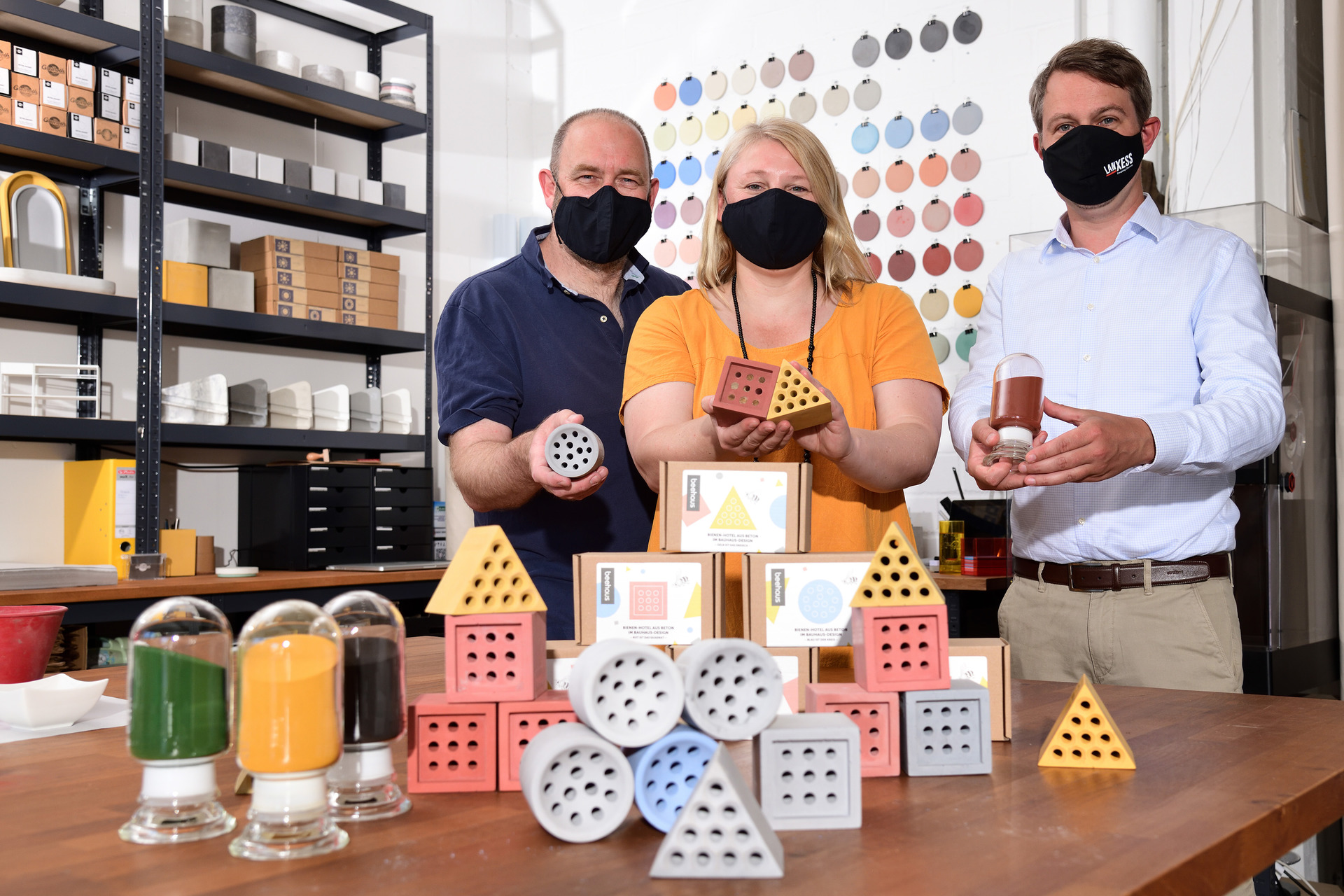 克里斯托夫·施密特（右），朗盛无机颜料业务部，从Grellroth公司戴安娜施密特Grellroth和贝恩德Grellmann在一起，呈现在蜜蜂的房子颜料的可能应用。188bet安卓客户端