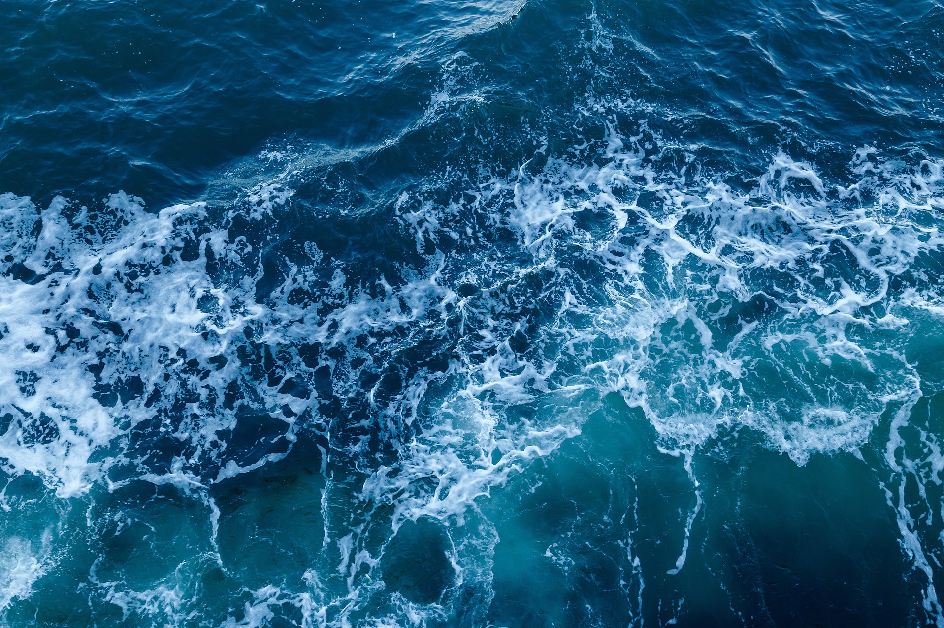 蓝色的大海纹理与波浪和泡沫＂width=