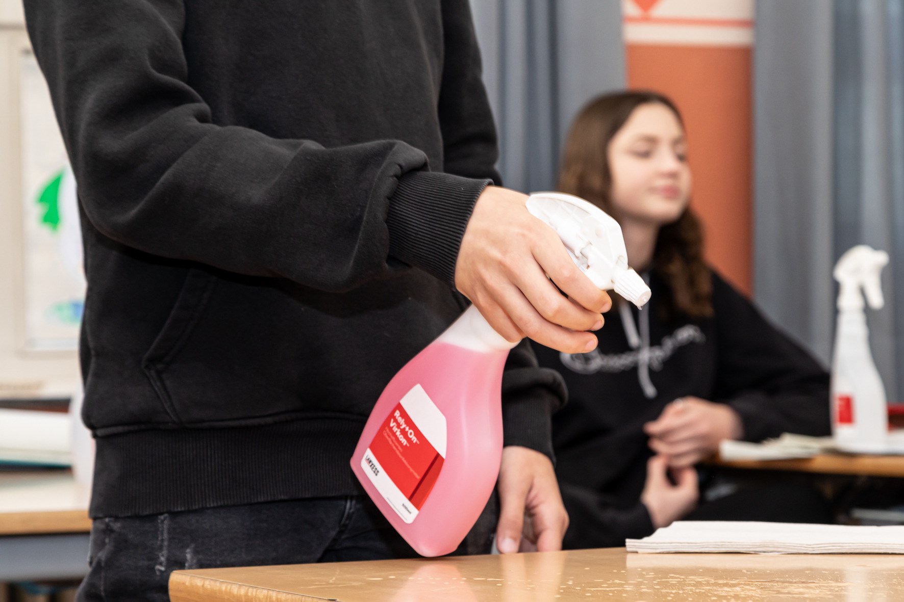 朗盛教育项目的负责人妮娜·哈森坎普向科隆埃伦菲尔德的geschwister - scholl - realschool的女校长和该市学校部门的负责人罗伯特·福格斯特伯格赠送了一个装有消毒剂Rely+On Virkon的包裹。
