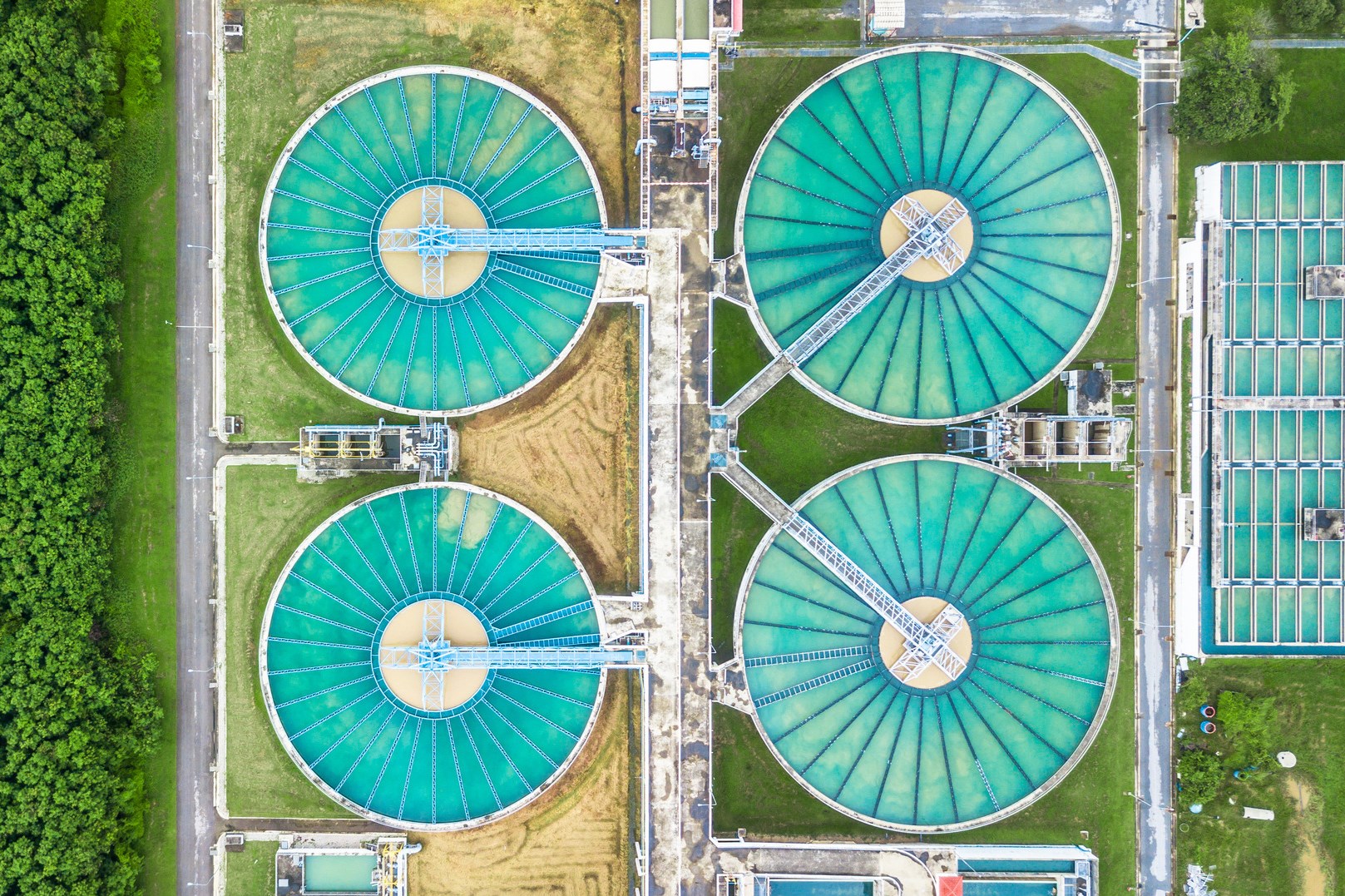空中俯视图再循环固体接触澄清器沉淀池，水处理厂。