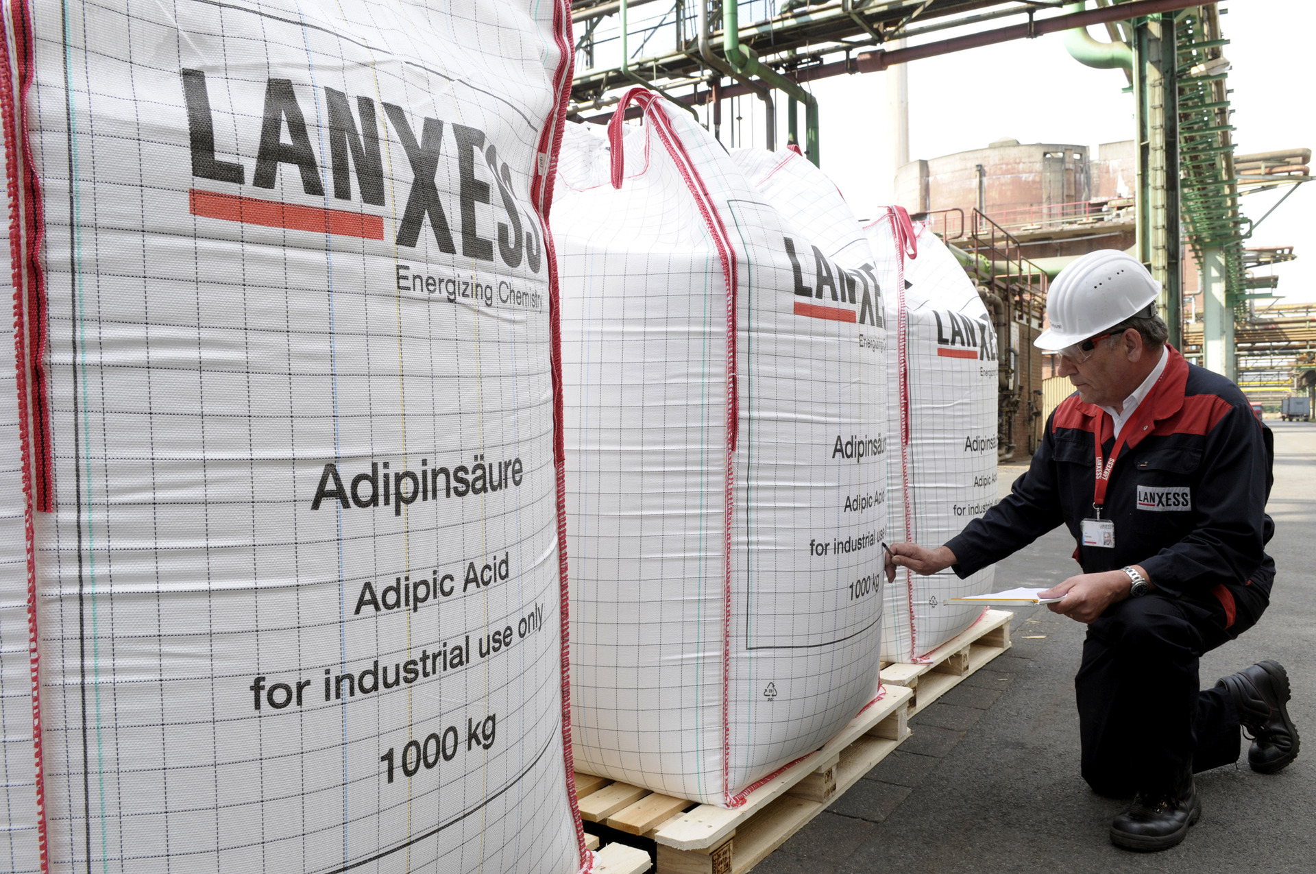 At its site in Krefeld, LANXESS manufactures products such as pigments, high-performance plastics and specialty chemicals.