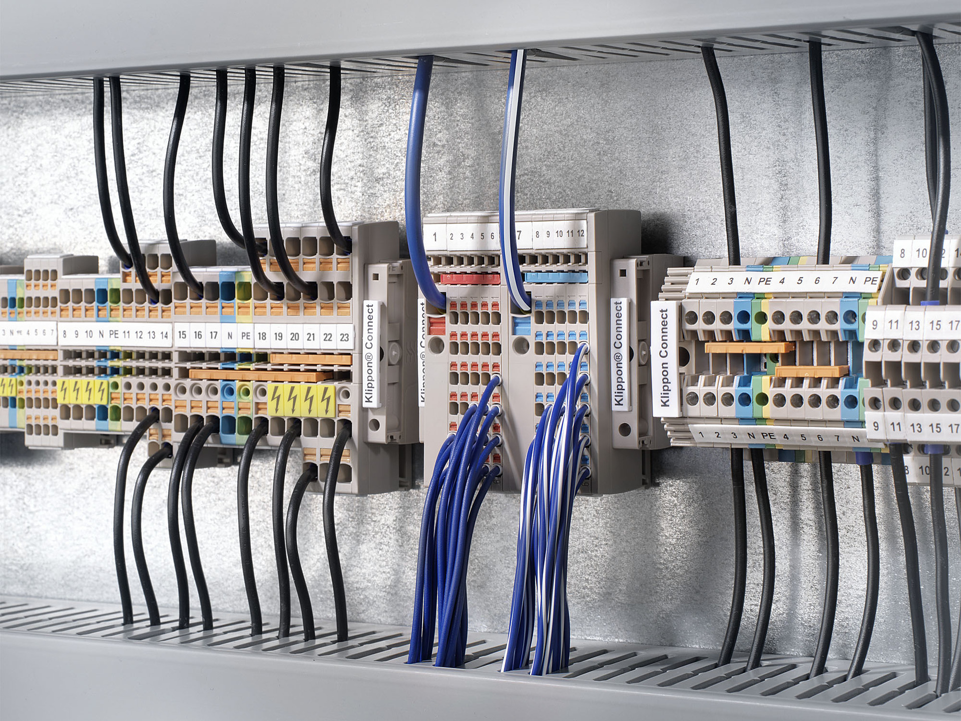 配电板或控制柜中电缆所连接的端子排，型号为B30SFN31