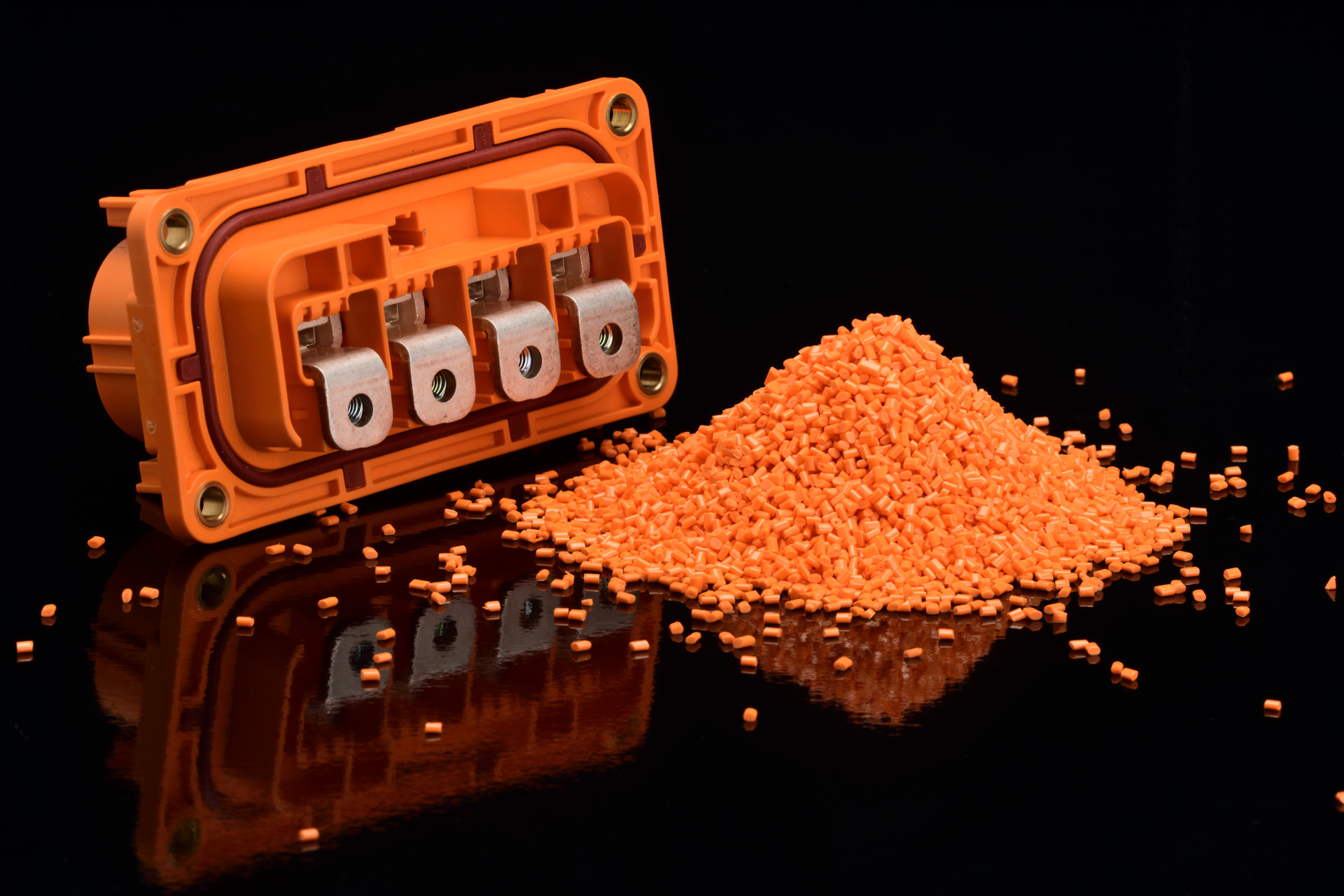 Macrolex.Orange pigments for coloring plastics for high voltage applications