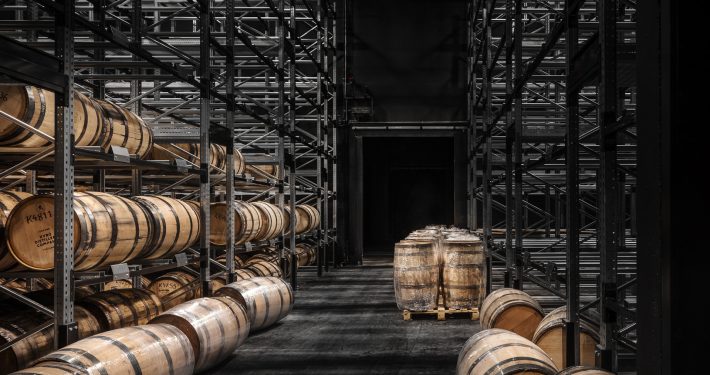查看在最北部的杜松子酒和威士忌酿酒厂在世界上。木桶储存是生产过程的一部分：威士忌必须储存在橡木桶中至少三年。芬兰凯洛酒厂1056平方米黑仓库位于森林中，乍一看似乎与旧，烧焦的木板被登上了。木桶仓库的外墙是由典型的地区木仓风格。