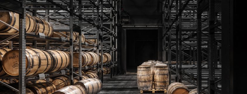 在世界上最北部的杜松子酒和威士忌酒厂。酒桶储存是生产过程的一部分:威士忌必须在橡木桶中储存至少三年。芬兰Kyro酒厂占地1056平方米的黑色仓库位于森林中央，乍一看似乎是用烧焦的旧木板封起来的。木桶仓库的立面灵感来自典型的区域性木制谷仓。